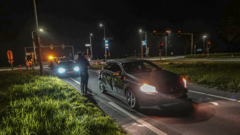 Fietser rijdt tijdens nachtelijke rit door rood en raakt Mercedes