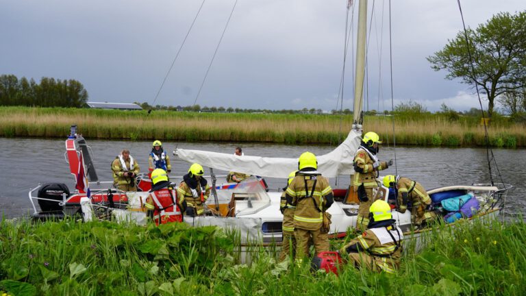 Brandweer schiet lekke zeilboot te hulp op Noordhollandsch Kanaal bij Schoorldam