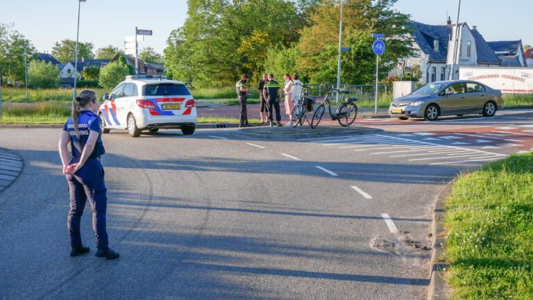 Automobilist verleent fietsers geen voorrang op rotonde en veroorzaakt aanrijding