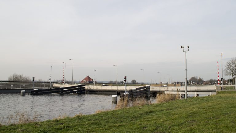Aangevaren brugdeel van Rekervlotbrug Koedijk naar werf voor reparatie