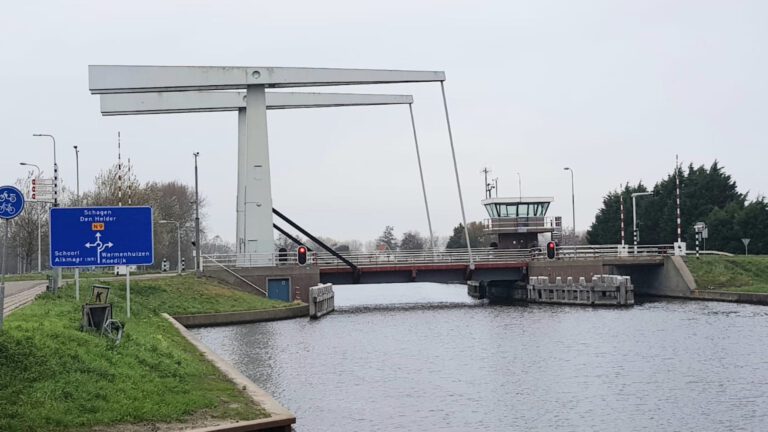 Uitstel werkzaamheden aan Schoorldammerbrug vanwege verwachte drukte op het water