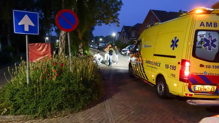 Jonge vrouw onwel na val met fiets op De Dijk in Langedijk