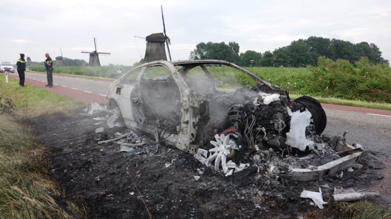 Gestolen auto op Huygendijk bij Oterleek gedumpt en in brand gestoken