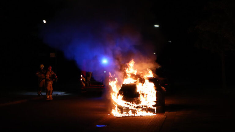 In Erasmuslaan in Heerhugowaard geparkeerde auto valt ten prooi aan vlammen