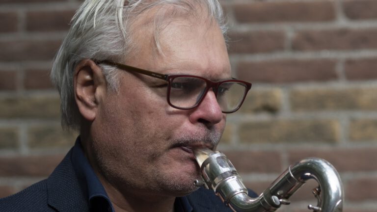 Michel Duijves blikt terug op zestig jaar muzikale reis in podiumcafé de Brouwerij 🗓