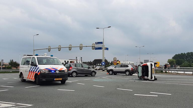 Auto op zijn kant bij ongeval op kruising Broekerweg/ Westerweg Heerhugowaard