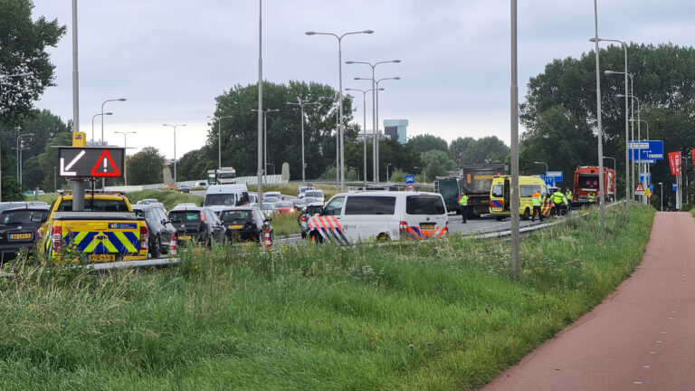 Verkeersoverlast op N242 bij Alkmaar na ongeval met vrachtwagen en bakwagen