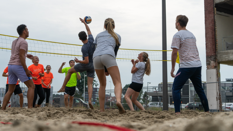Gezellig beachvolleybaltoernooi voor wijkteams en zorgpartijen op het Ringersplein