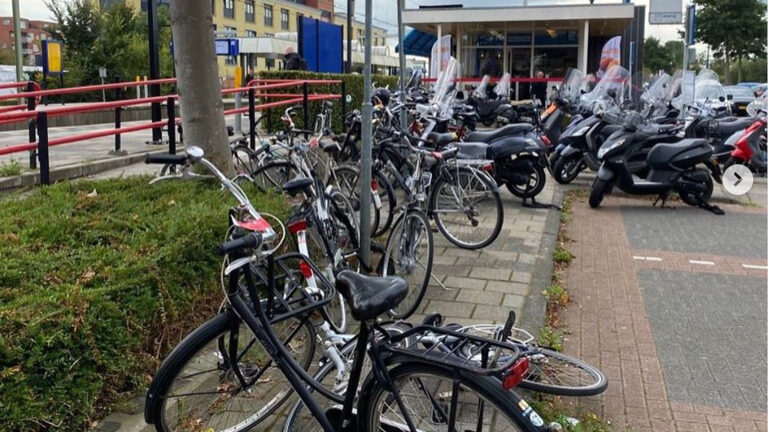 Labels aan ongewenste tweewielers op Station Heerhugowaard kondigen opruimactie aan