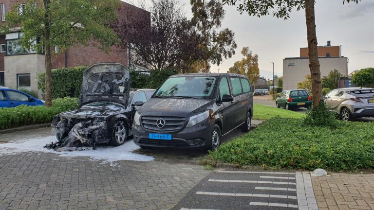 Opnieuw autobrand aan Burgplantsoen Heerhugowaard, Audi gaat verloren