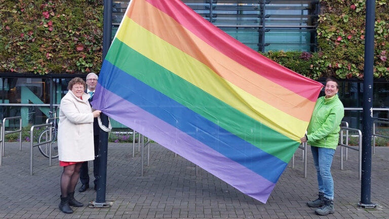 Wethouder Groot en Suleika van Holland hijsen regenboogvlag van Heerhugowaard