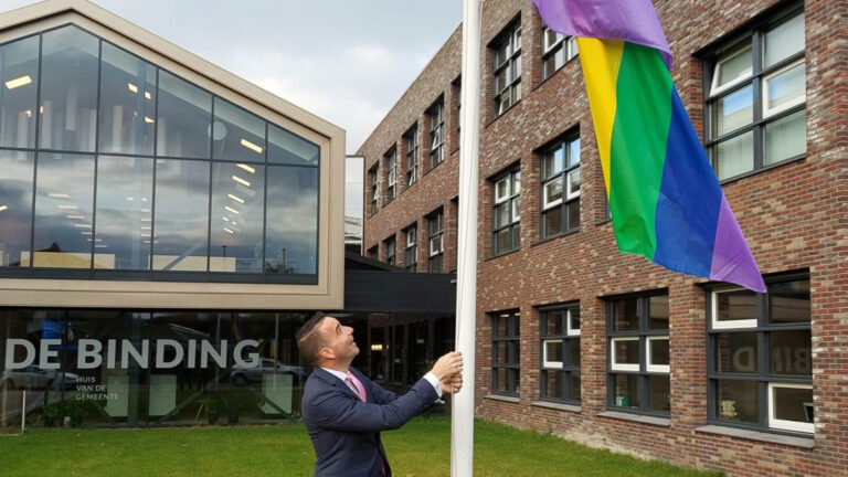 Wethouder Nieuwenhuizen hijst regenboogvlag van Langedijk