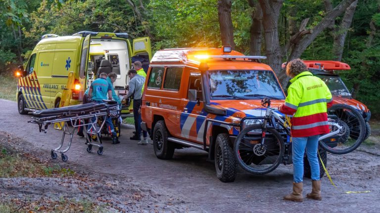 Mountainbiker na val gewond en belandt in ziekenhuis