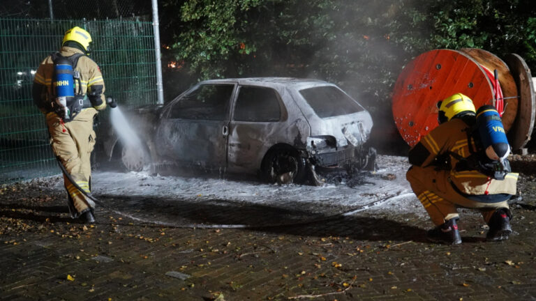 Auto uitgebrand op parkeerterrein aan Molenpad in Groet