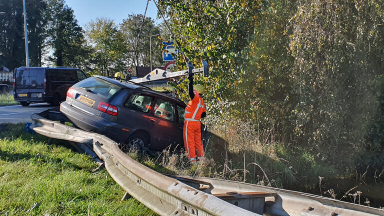 Autoremmen falen op Nollenweg, bestuurster kiest voor de vangrail