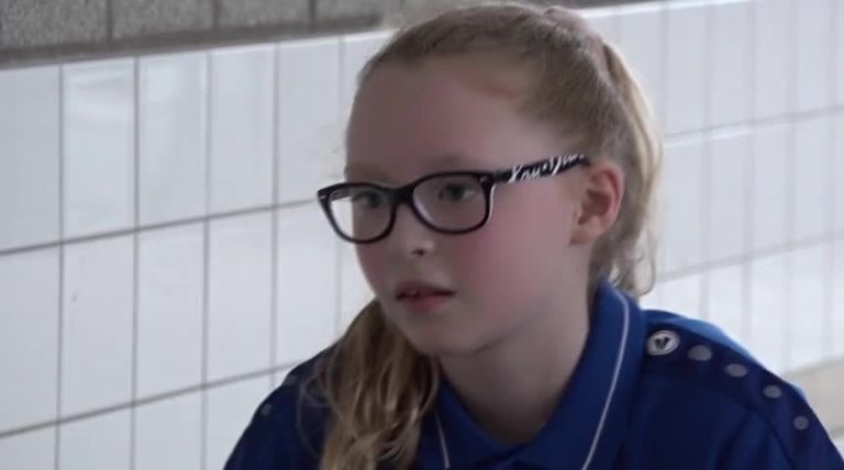 Waardse Megan (12) overhandigt 1.000 euro aan haar zwemidool ‘Kromo’