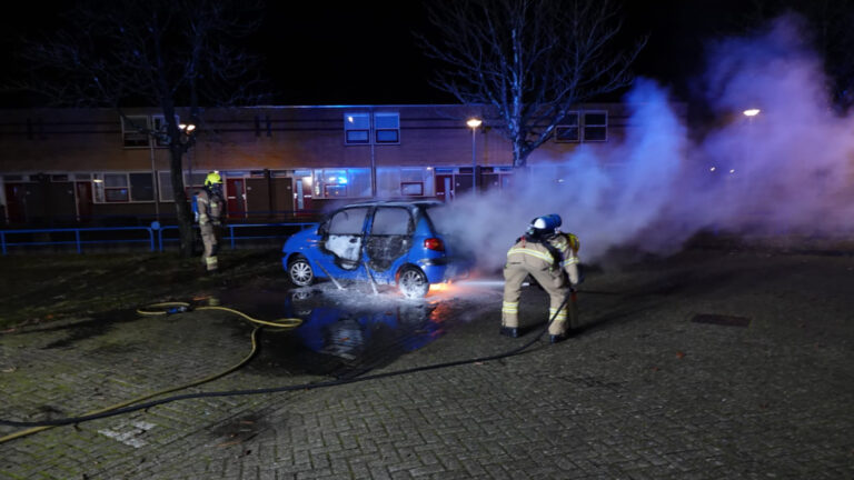 Autobrand in Schoklandstraat in Alkmaar; voertuig total loss
