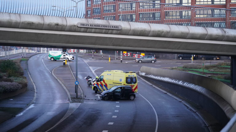 Automobiliste ramt lantaarnpaal en wordt gewond naar ziekenhuis gebracht