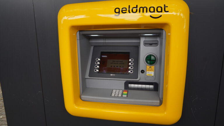 Geldmaat doet nieuwe belofte voor werkende geldautomaten op Plein Bergen