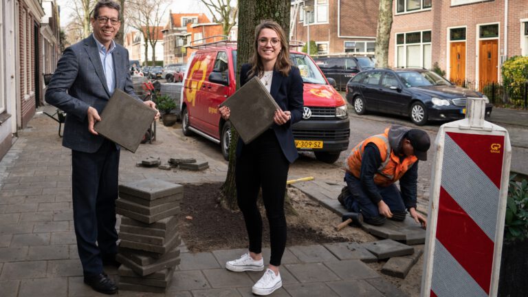 Primeur eerste gerecyclede trottoirtegel voor Nassaukwartier Alkmaar