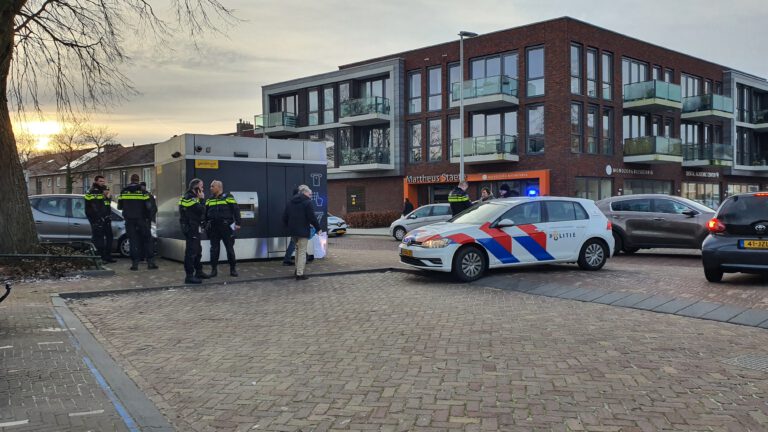 Auto komt in volle vaart tot stilstand tegen geldautomaat in Alkmaar