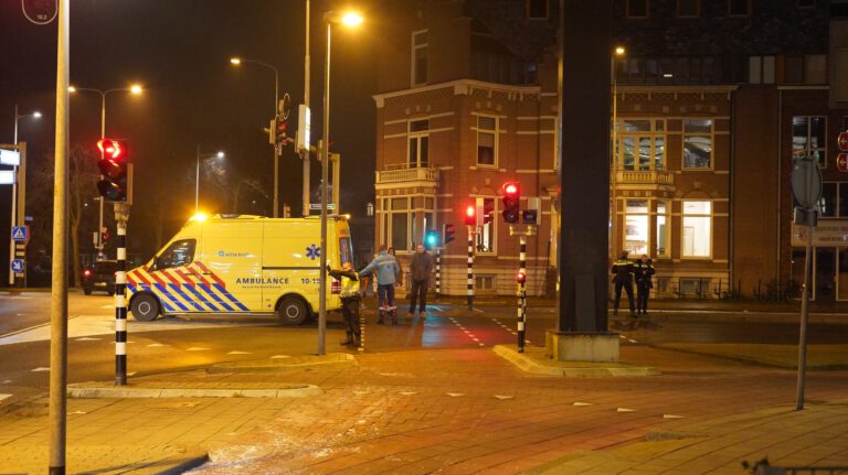 Fietser gewond na aanrijding door bestelbus bij Stadskantoor Alkmaar