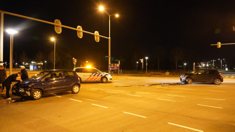 Veel schade maar geen gewonden bij ongeval met twee auto’s in Oudorp