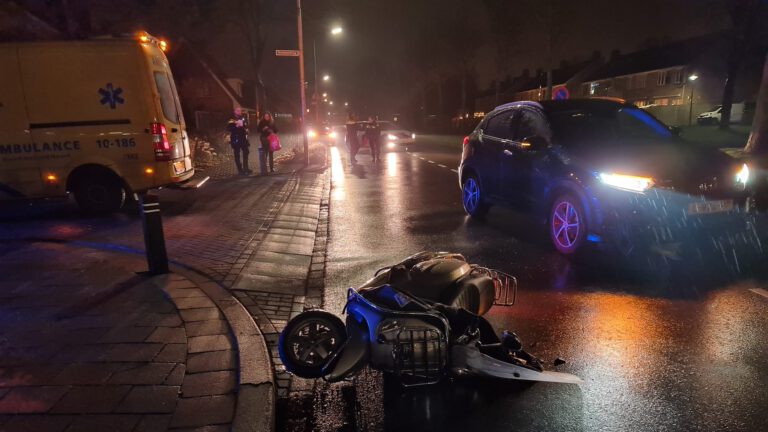 Scooterrijder komt met schrik vrij na aanrijding op Voorburggracht