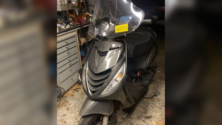 Waardse politie zoekt scooterdief en scooter na beroving in Obdam