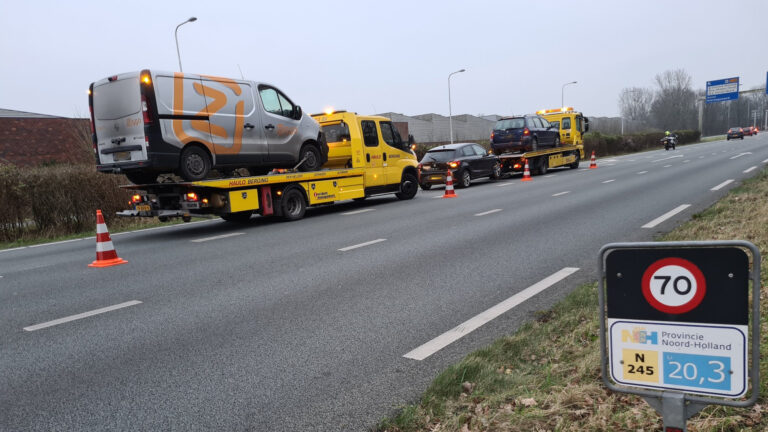 Kop-staartbotsing met vijf voertuigen op N245 bij Nollenweg