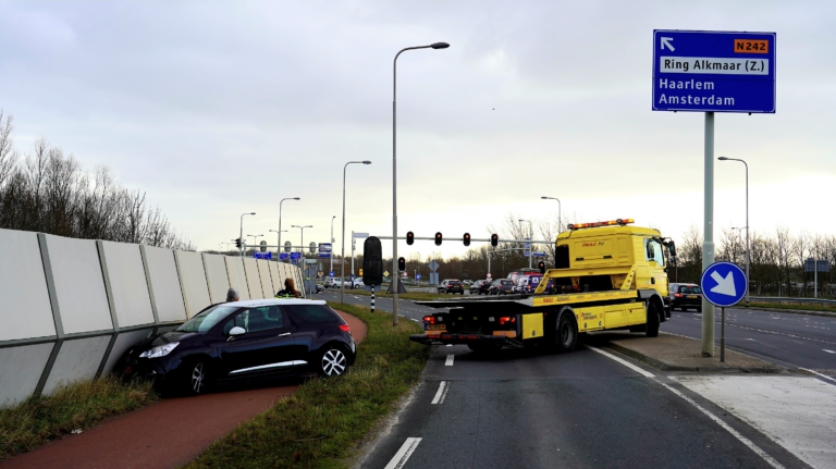 Auto wijkt uit voor vrachtauto op Nieuwe Schermerweg en eindigt tegen geluidscherm