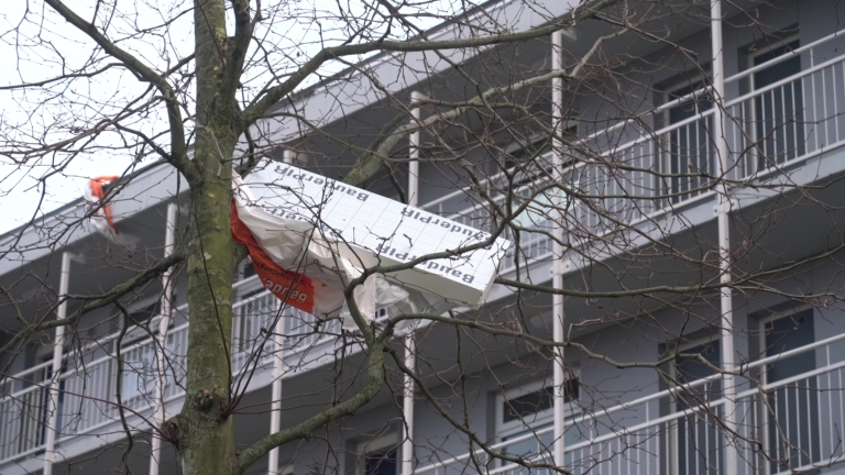 Bouwmaterialen waaien van dak, Koelmalaan in Alkmaar tijdelijk dicht