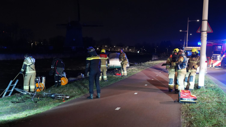 Brandweerduikers in actie na vondst fiets langs water bij Alkmaarse Zeswielen