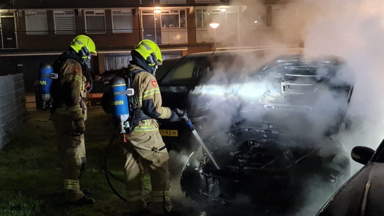 Auto door brand verwoest in Kooimeer, brandstichting niet uitgesloten