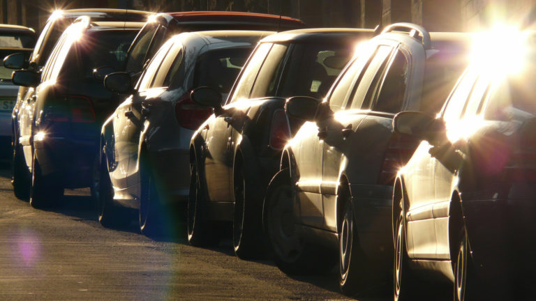 Invoering tarief parkeervergunningen stadshart Heerhugowaard: kritiek van bewoners én raadsleden