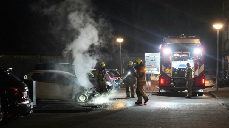 Auto door brand verwoest aan Jongkindlaan, brandstichting niet uitgesloten