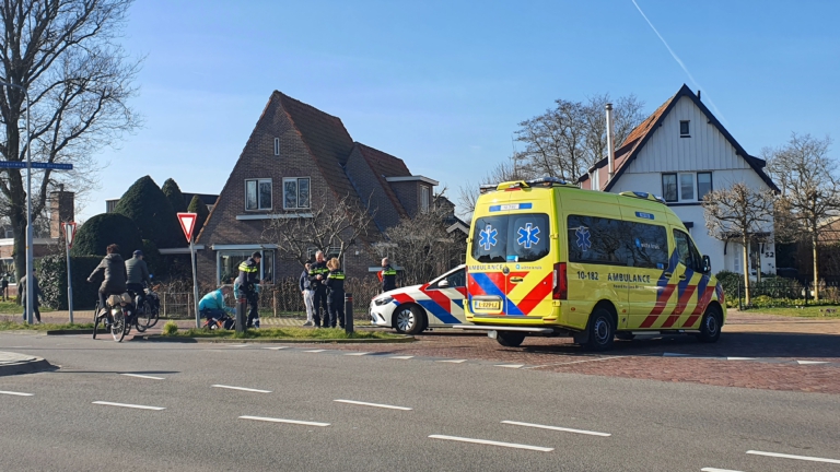 Fietsster gewond naar ziekenhuis na aanrijding met scooter op Bergerweg