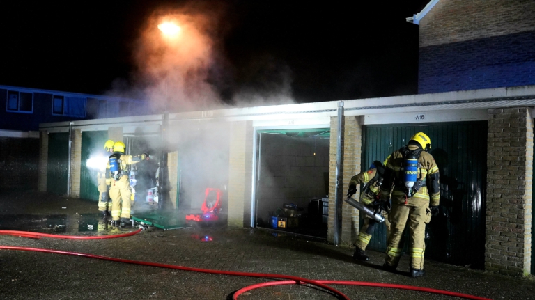 Nachtelijke autobrand in garagebox in Lijsterbeslaan in Heerhugowaard