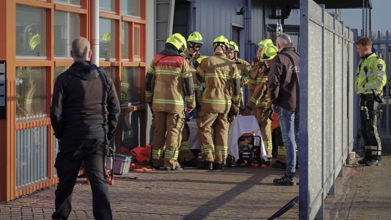 Man met been klem onder heftruck bij Limmerpoort; brandweer assisteert