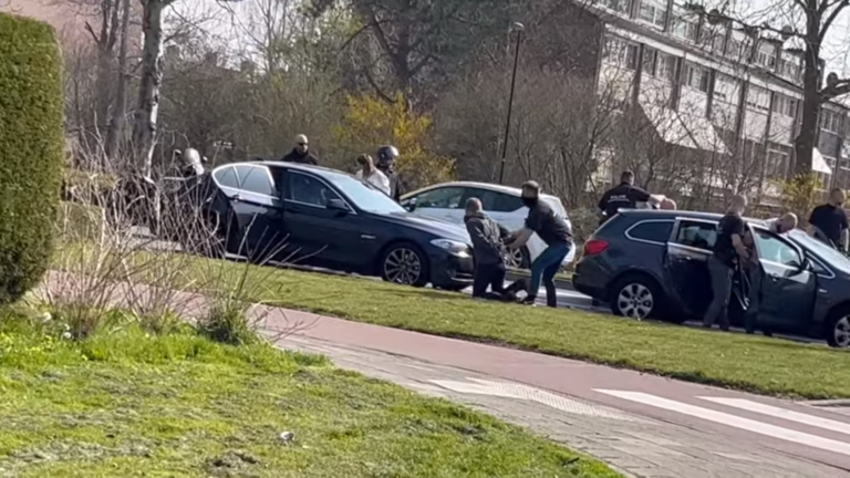 Arrestatieteam rijdt auto klem op Middenweg en pakt inzittenden op: “Was een oefening”