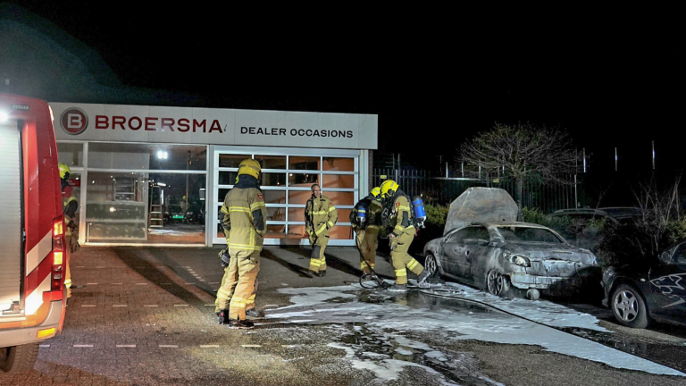 Garagebedrijf in Heerhugowaard mogelijk getroffen door brandstichting; één auto brandt volledig uit
