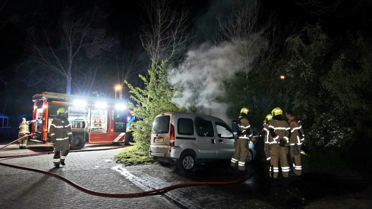 Renault Kangoo overleeft Koningsnacht in Koedijk niet: mogelijk brandstichting