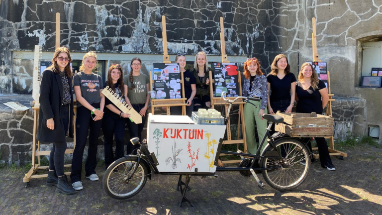 Studenten Clusius College leggen kruidentuin aan bij Fort K’IJK in Uitgeest
