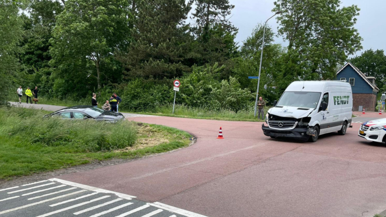 Auto in de berm na botsing op kruising Voorburggracht – Woudmeerweg in Oudkarspel