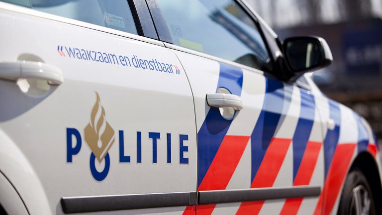 Automobilist vlucht te voet na rammen auto’s op Sluiswaard in Alkmaar