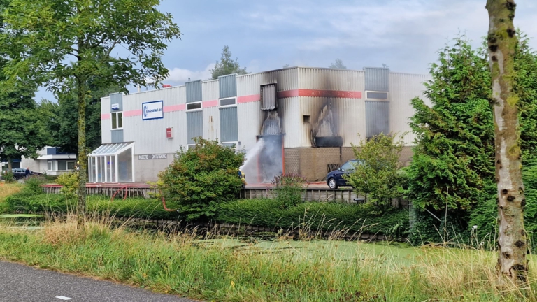Grote brand bij bedrijf aan de Kosterij in Broek op Langedijk