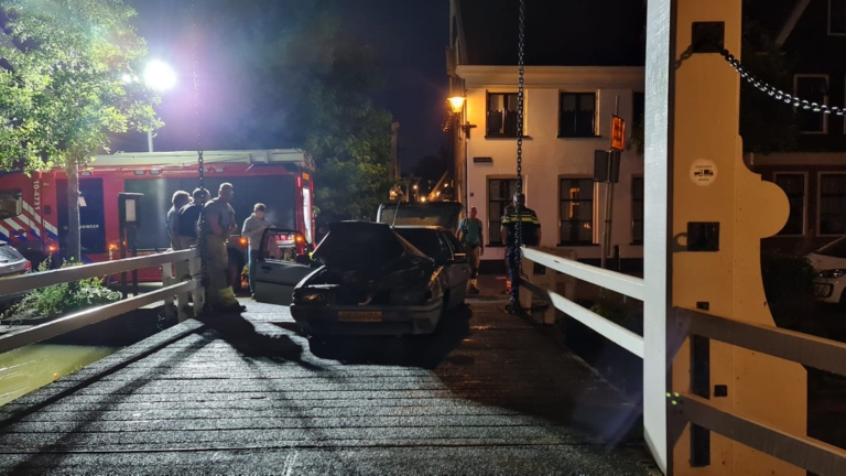 Auto totaal verwoest na brand op ophaalbrug Tuingracht De Rijp