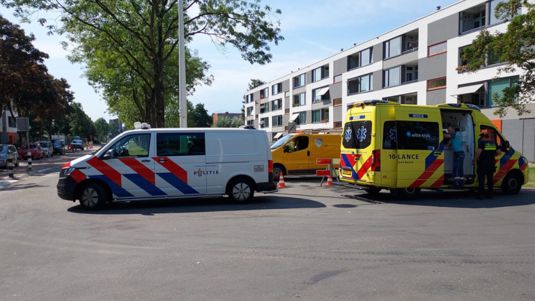 Verkeersregelaar aangereden op Rijnstraat in Alkmaar, politie zoekt bestuurder zwarte auto