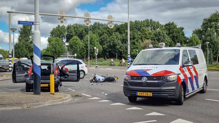 Motorrijder raakt gewond bij botsing op Nieuwe Schermerweg in Alkmaar