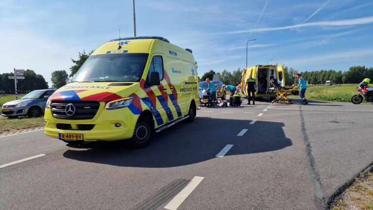 Jonge scooterrijder en passagier gewond bij aanrijding op Kogendijk in Bergen